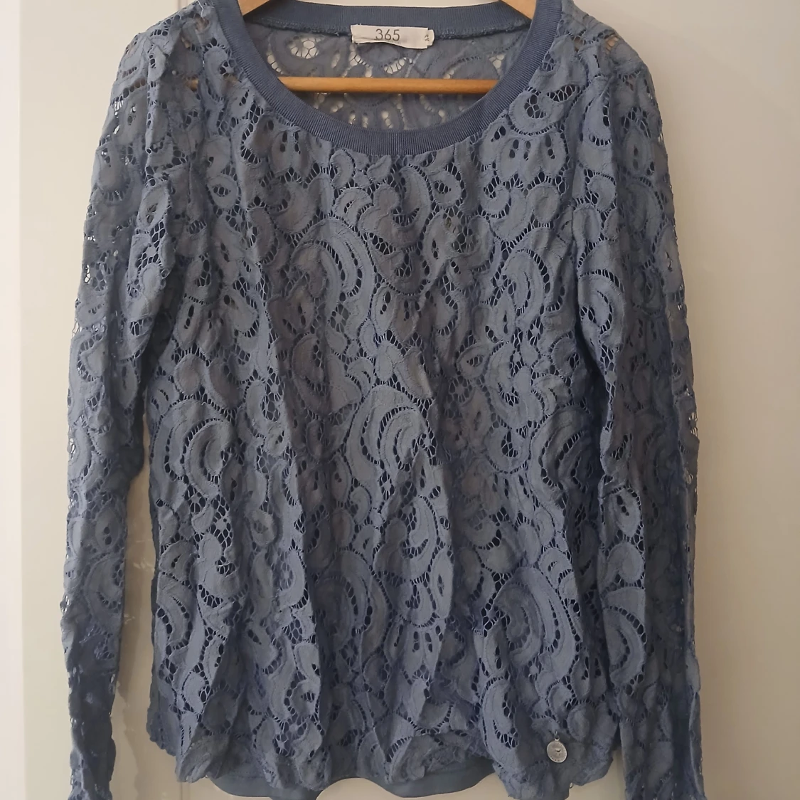 Blå spetsblus från 365