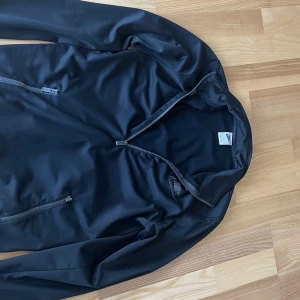 Nike tröja med zip - Säljer en fin Nike tröja. Storleken är S men tröjan passar mig och jag bär L.