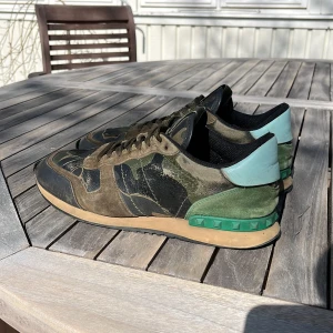 Valentino rockrunners   - Säljer ett par Valentino Rockrunner sneakers med camouflage-mönster i grönt, svart och beige. Skorna är i bra skick, bara höra av sig vid fler frågor 