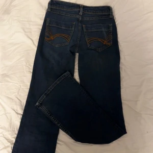  Lågmidjade bootcut jeans - Säljer dessa slutsålda lågmidjade bootcut jeansen från hm💕Skitsnygga med en jättefin mörkblå färg💓