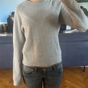 Ljusgrå stickad tröja - Jätte mysig grå stickad tröja som passar till allt! 