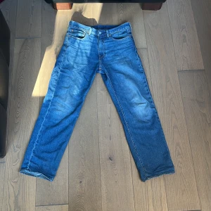 Levis stay loose jeans  - Enkla men snygga blåa Levis, haft dem i kanske 2 månader. Köpta här på Plick. W31 L32. Sitter rätt baggy, passar mig som är 179 o väger 73 kg. Mindre slitningar vid hälen. Tveka inte att fråga om det är något! 
