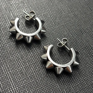 Edblad örhängen  - Snygga örhängen från Edblad i silver, modellen ”Peak Creoles S Steel” som inte kommer till användning 😍 Nypris 399kr