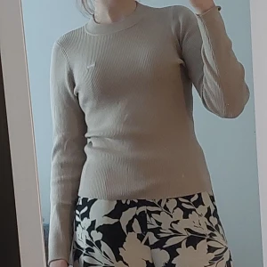 Stickad Levi's tröja - Beige långärmad stickad Levi's tröja Aldrig använts bara provats