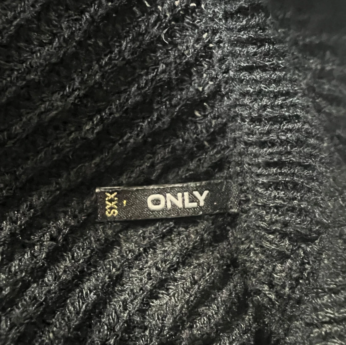 Svart stickad tröja med v-ringning från ONLY - 1