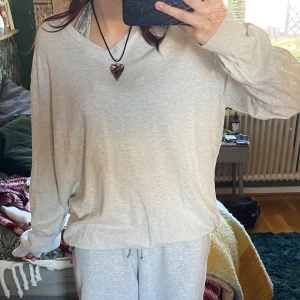 Grå tjocktröja från Dressmann - Gråa baggy tjocktröja från Dressmann, storlek 2XL. Väldigt skön och i bra skick. 