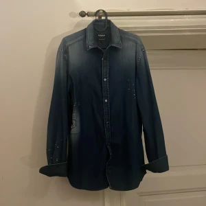 Dondup jeansskjorta  - Jeansskjorta från dondup i nyskick, knappt använd. Storlek M, sitter som på bilden på mig som är 182cm och väger 72kg. Nypris ca 2500kr. 