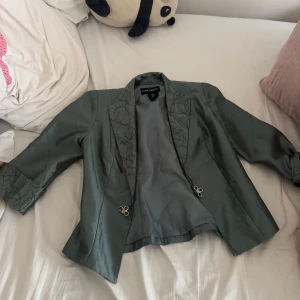 TREKVARTS jacka  - Säljer denna fina TREKVARTS jackan . Den har tyvär inte kommit till andvändning😊den passar både S och M