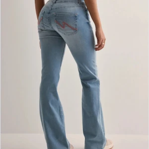 Nelly jeans 💕💕 - Säljer dessa superfina jeansen från Nelly 🥹😍 Knappt använda i 34, nypris 699🥰🥰