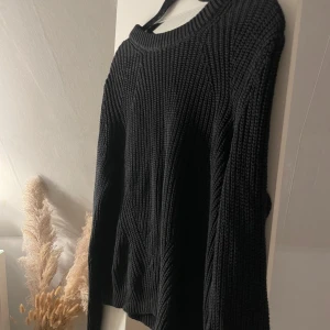 Svart stickad tröja från H&M BASIC - Säljer en svart stickad tröja från H&M BASIC i storlek L. Tröjan har lång ärm, rund halsringning och ett snyggt stickat mönster. Perfekt för kyligare dagar och enkel att matcha med olika outfits.