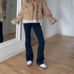 Marinblåa lågmidjade bootcut jeans - Jättefina mörkblå Lågmidjade jeans som jag nyligen köpte här på Plick. Dessvärre så passade dem inte. Bilderna är lånade, skriv för egna bilder💗💗💗