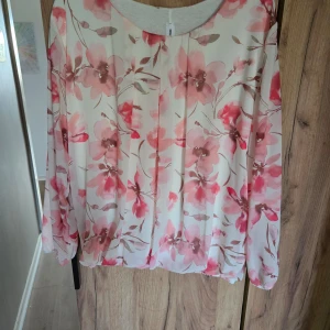 Topp - Luftig härlig topp. Aldrig använd. Lång ärm.