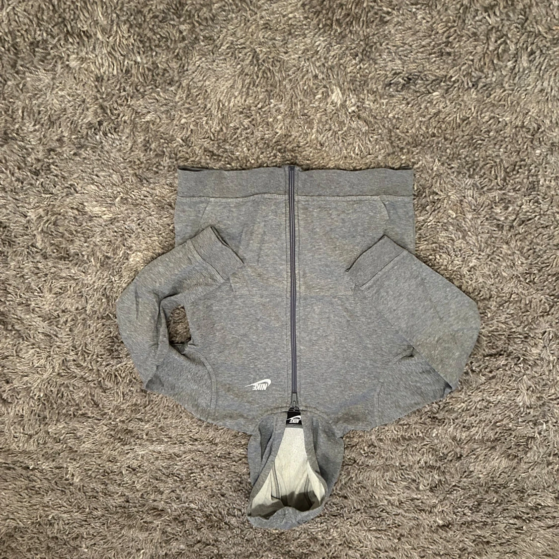 Grå hoodie med dragkedja från Nike - 1