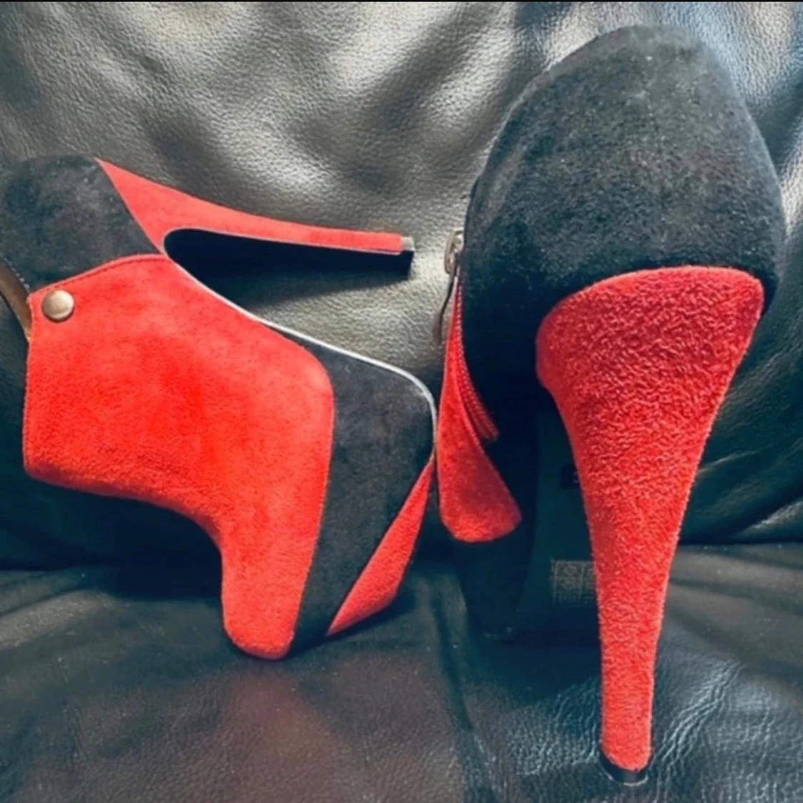 Djärva retrostövletter i svart och rött mocka-look – stl 35,5, Platino, Toppskick, Retro - 2