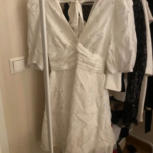 Klänning - Jättefin sommrig klänning från gina tricot, använt en gång💞