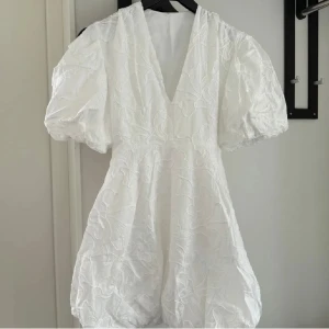 Studentklänning  - Säljer denna fina fina klänningen, perfekt till studenten! (Inte mina bilder så skriv gärna för egna)