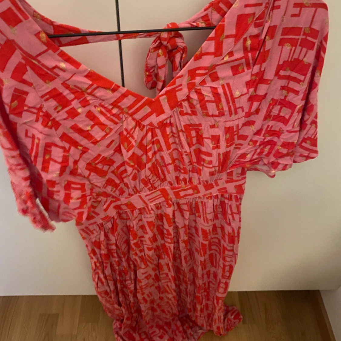 Rosa och röd mönstrad klänning med volangärm - 2