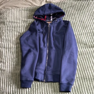 Blå burrbery zip hoodie - Jag köpte den och den satt för tight (det är min vän i sista bilden) har använt den en gång. storlek M men passar också S.  har du några frågor är det bara att skriva jag är aktiv och skickar iväg snabbt. Priset är inte hugget i sten