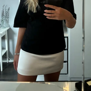 Vit satin kjol från Zara  - Säljer denna jättefina kjol från Zara, den har prislapp kvar och nypris är 399 kr