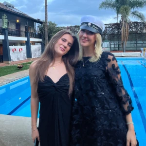 Svart spets klänning med blom mönster  - Svart fin - fest - klänning av spets med blom mönster. KÄR i denna men har ej plats i garderoben å vill inte lägga ned i källaren … Använd endast 1 gång på min student - bal.   Funkar att ha på en fin middag och en vanlig sommar kväll eller då.. bal ! ❤️❤️❤️ Nypris 1000 kr på VILA. 