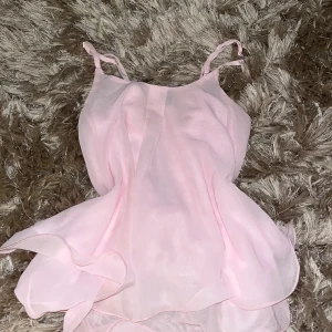 Fin topp från Shein💗 - Säljer denna pga att den ej används!!PRISET KAN DISKUTERAS❤️Nästan helt oanvänd, använd 1 gång💋