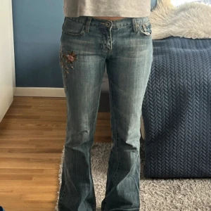 Gulliga bootcut flare jeans med brodering! - Jättesöta jeans i bra skick men som tyvärr är för små för mig 😓 ca 39/40 cm midjemått (se bild). Blommigt broderi på sidan, bootcut, flare jeans! Lånade bilder från personen jag köpte av! 💓