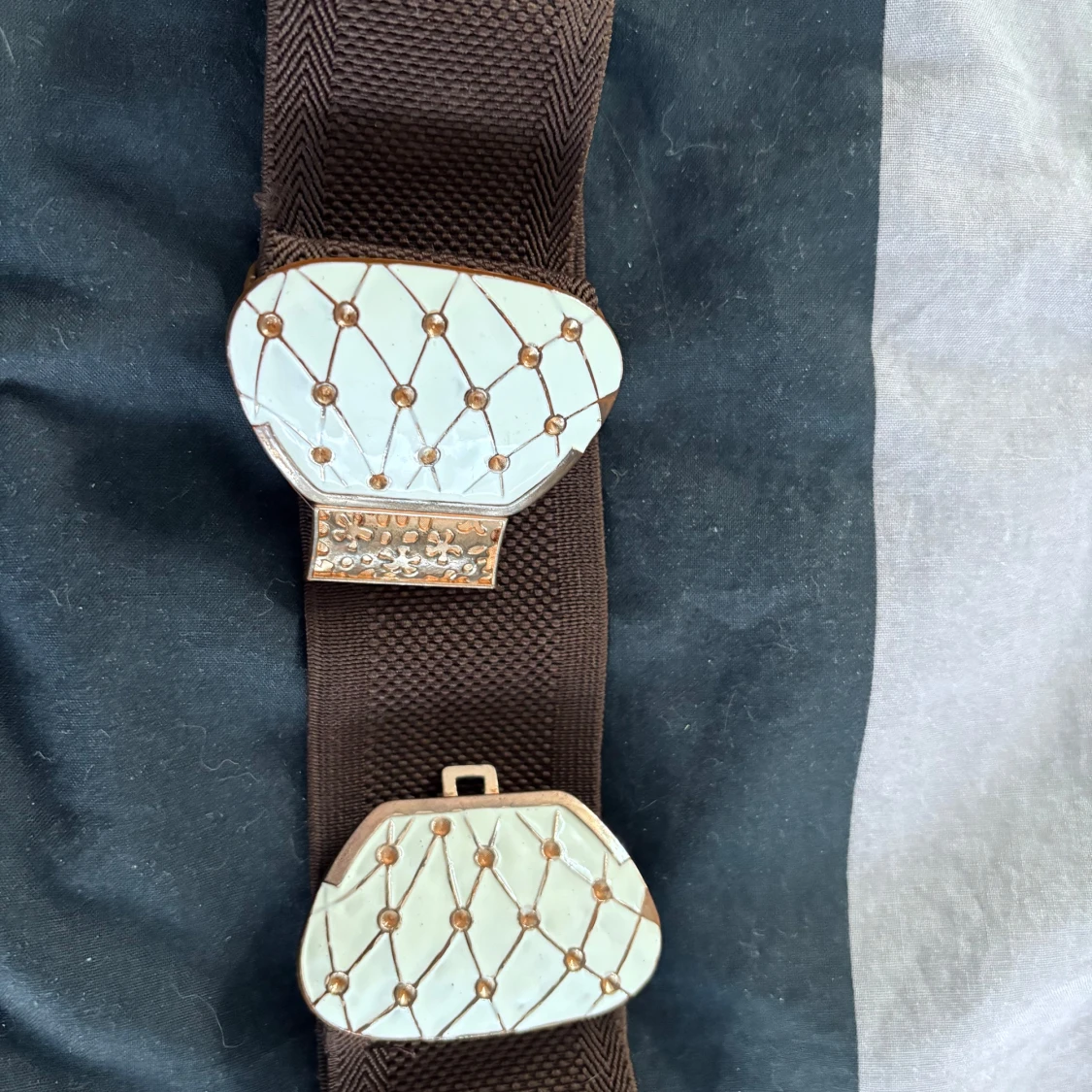 Brett brunt bälte med dekorativt spänne