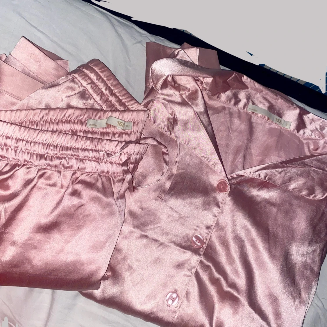 Rosa satinbyxor med resårmidja med tillhörande pyjamas kjorta