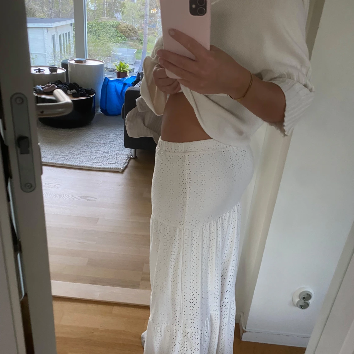 Vit långkjol med broderade hål - 1