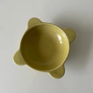 Gul skål från Sagaform - Säljer en liten gul skål från Sagaform, designad av Jon Eliasson år 2003. Skålen har tre rundade handtag och är tillverkad i keramik. Perfekt för snacks eller små tillbehör. 