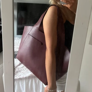 Vinröd stor väska från Carin Wester - Säljer en stor och stilren vinröd väska från Carin Wester. Den är perfekt till skolan även gymmet och vid andra tillfällen då den är super rymlig! Använd ett fåtal gånger men inga tecken alls på användning! 