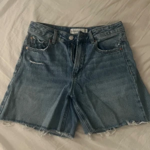 Blå jeansshorts från Stradivarius - Populära jeansshorts från stradivarius i blå, väldigt bra skick