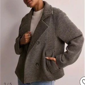 Brun vårkappa i ullmix  - Kappa från nelly från märket object i storlek 34, använd 3 gånger så bra skick, nypris 1200kr