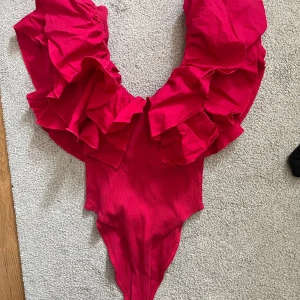 Volangbody ZARA - Supersnygg mörkrosa/röd Volangbody från Zara!! Inte den virala utan en annan modell 🩷stretchig i materialet! Jag har vanligtvis S som referens💕 350 vid snabb affär