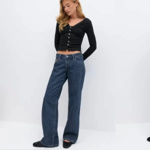 Blåa jeans med låg midja - Säljer dessa snygga jeans!! Använd en gång. Säljer då dem är lite lite för stora tyvärr. Slutsålda på hemsidan 💙