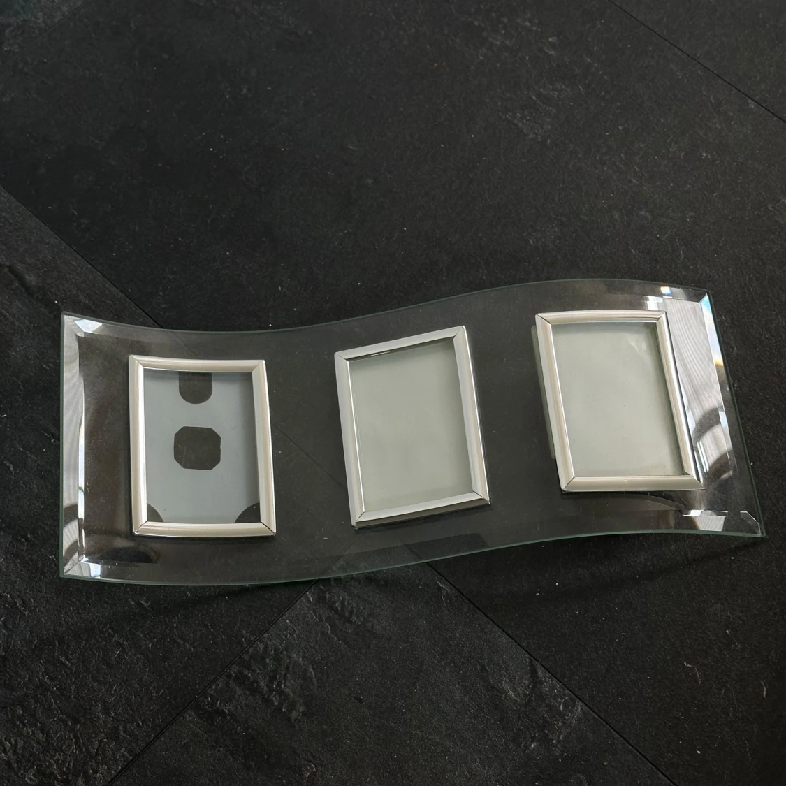 Böjd fotoram i glas med tre silverfärgade ramar