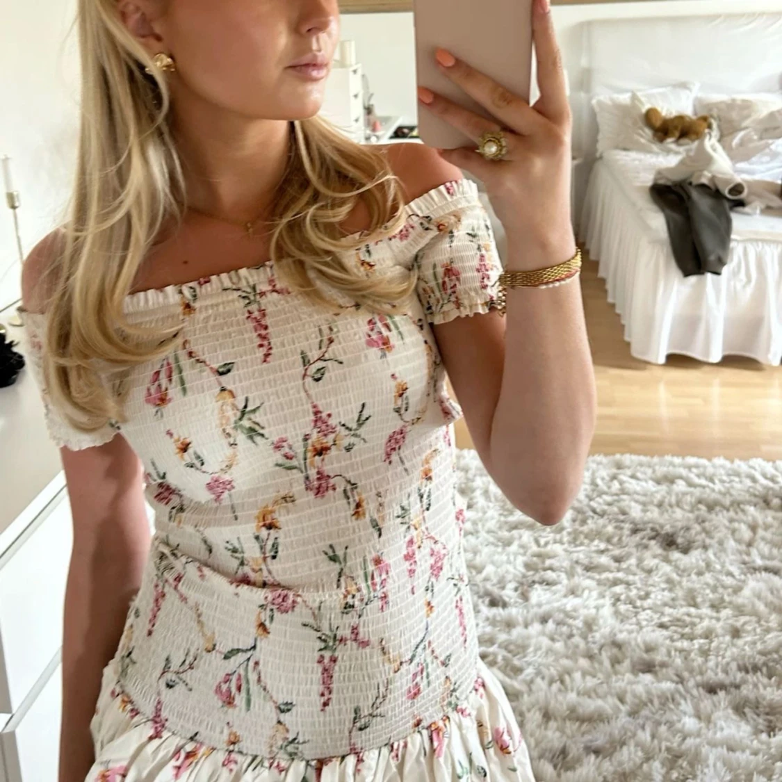 Blommig offshoulder klänning med volang - 2