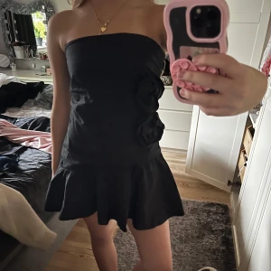 Svart klänning med volang - Svart klänning med volang från zara, älskar denna😻😻😻💕💕💓