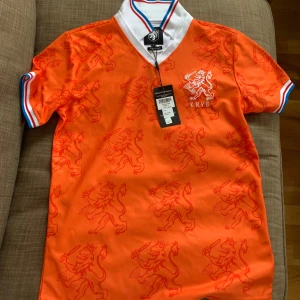 Nederländerna VM 1994 tröja - Säljer en helt oanvänd Nederländerna retro tröja. Tröjan köptes för ca 1000kr i Retrobutik. 