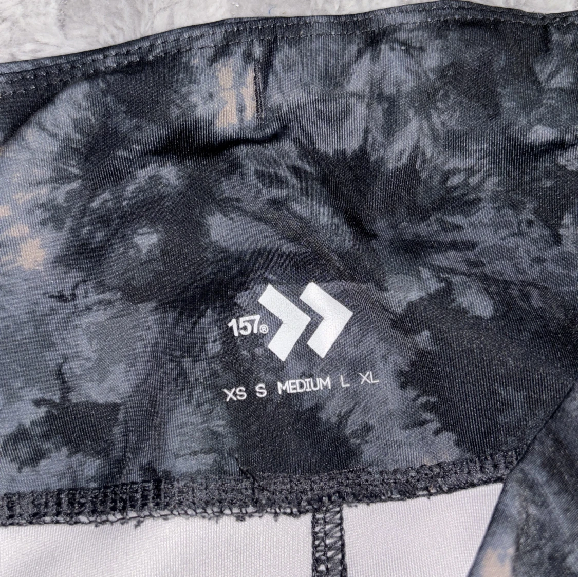 Svarta och grå träningsshorts med batikmönster från 15% - 3