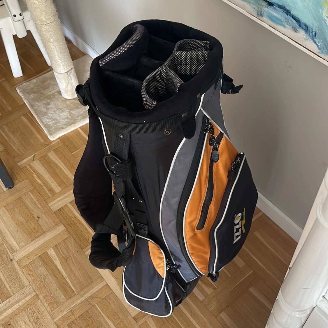 Svart och orange golfbag från DXT IZZO - 2