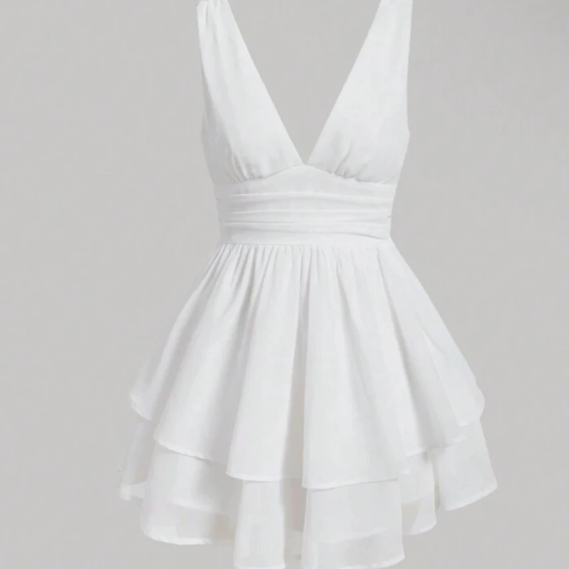 Vit omlottklänning med volang