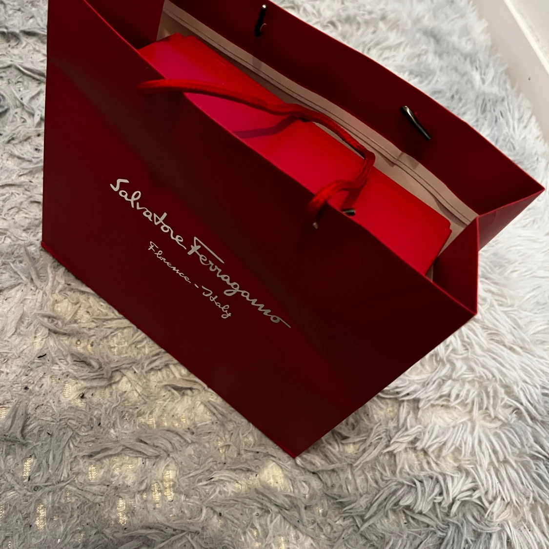 Svart bälte med silverfärgat spänne från Salvatore Ferragamo - 2