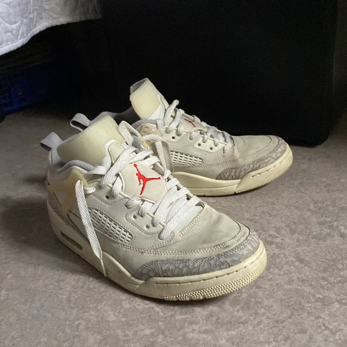 Nike Air Jordans i beige och grå