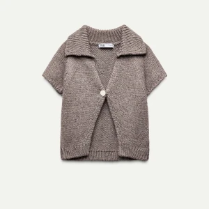 Stickad kortärmad kofta från Zara - Populär slutsåld beige/brun kofta från Zara! Storlek M men liten i storleken så passar mig som brukar ha xs/s💓 Sparsamt använd så har inga defekter!!🥰