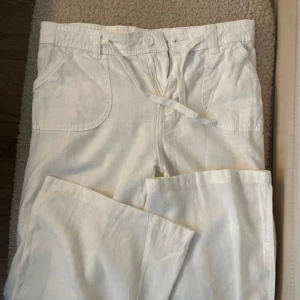 Vita linnebyxor från H&M - Säljer ett par vita linnebyxor från H&M i storlek XXS. 