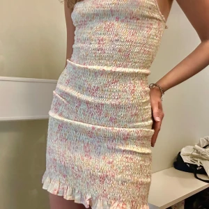 Söt klänning med volang - Säljer en söt, smockad miniklänning med volang🩷Endast använd ett fåtal gånger🥰Pris kan diskuteras!