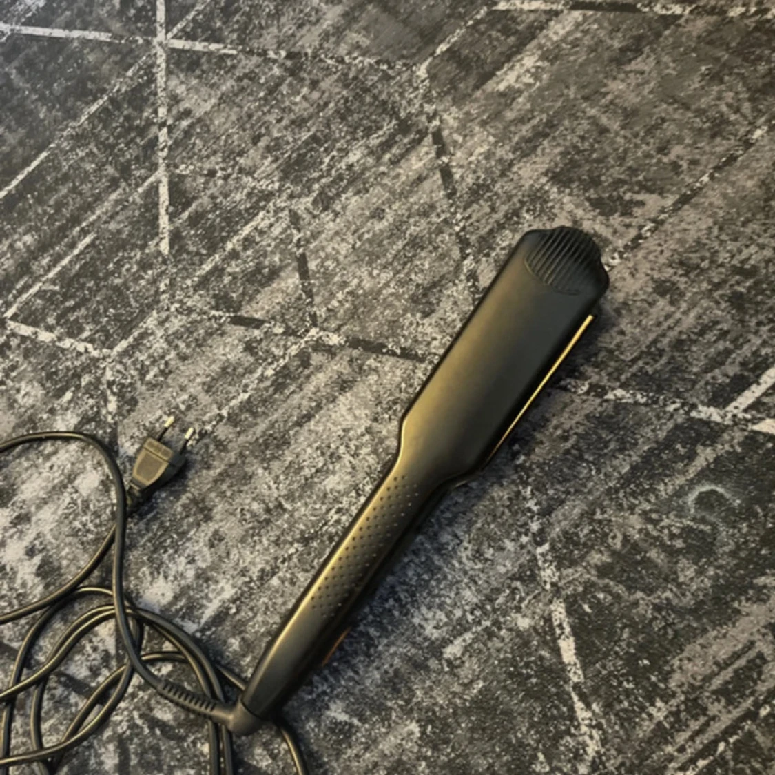 Svart och guldig plattång - 4