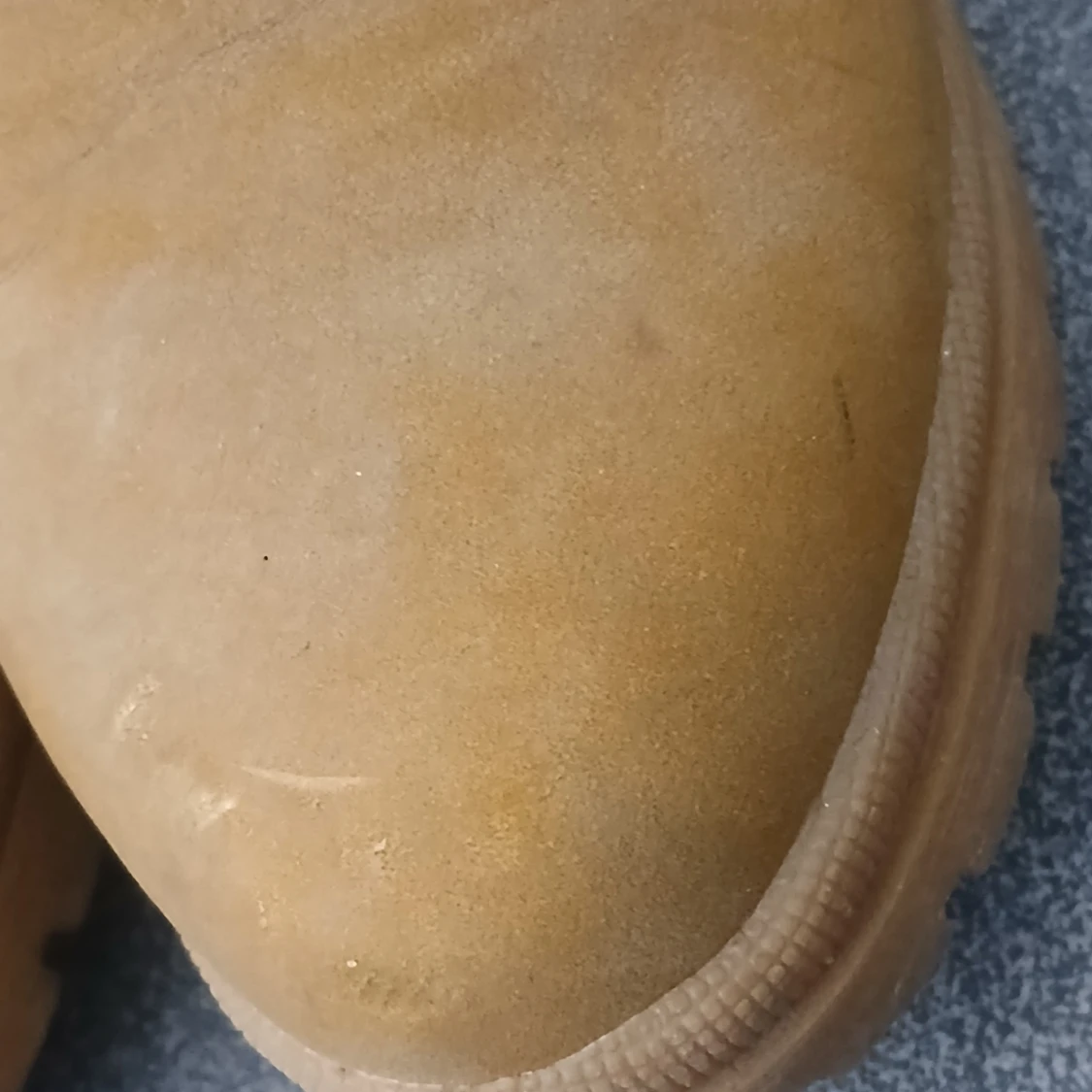 Beigea boots med klack och ormmönstrad detalj - 2