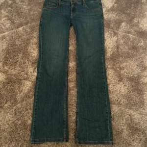 Blå bootcut jeans från Lee - Säljer mina fina lee jeans då dom blivit för stora för mig. Inga defekter förutom att knappen lossnat en gång men är tillbaka satt och sitter stenhårt nu. Skriv privat för mått❤️